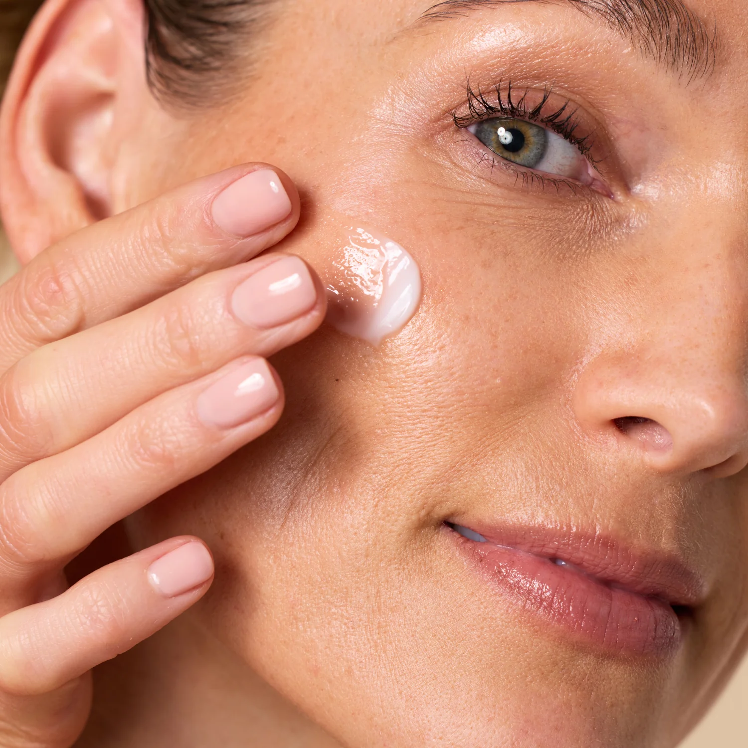 Golden Glow Gradual Tan Face Serum - Image 14